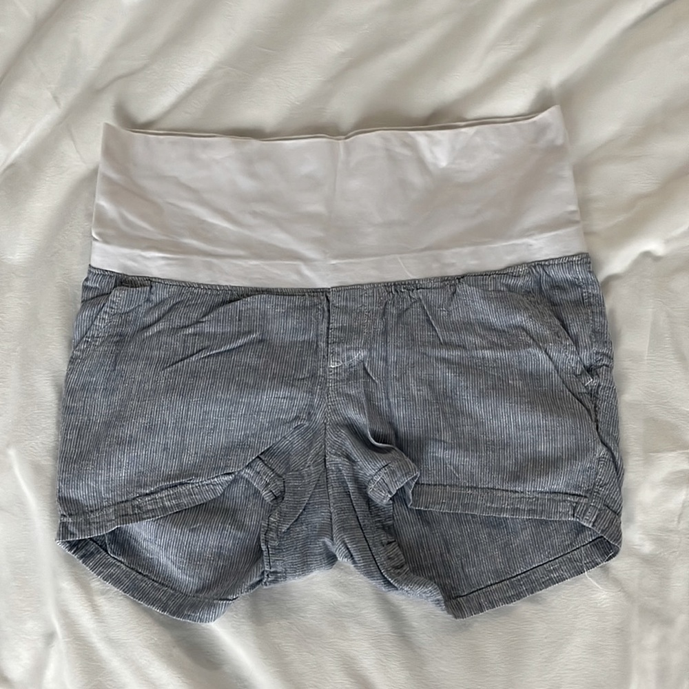 Size M maternity shorts